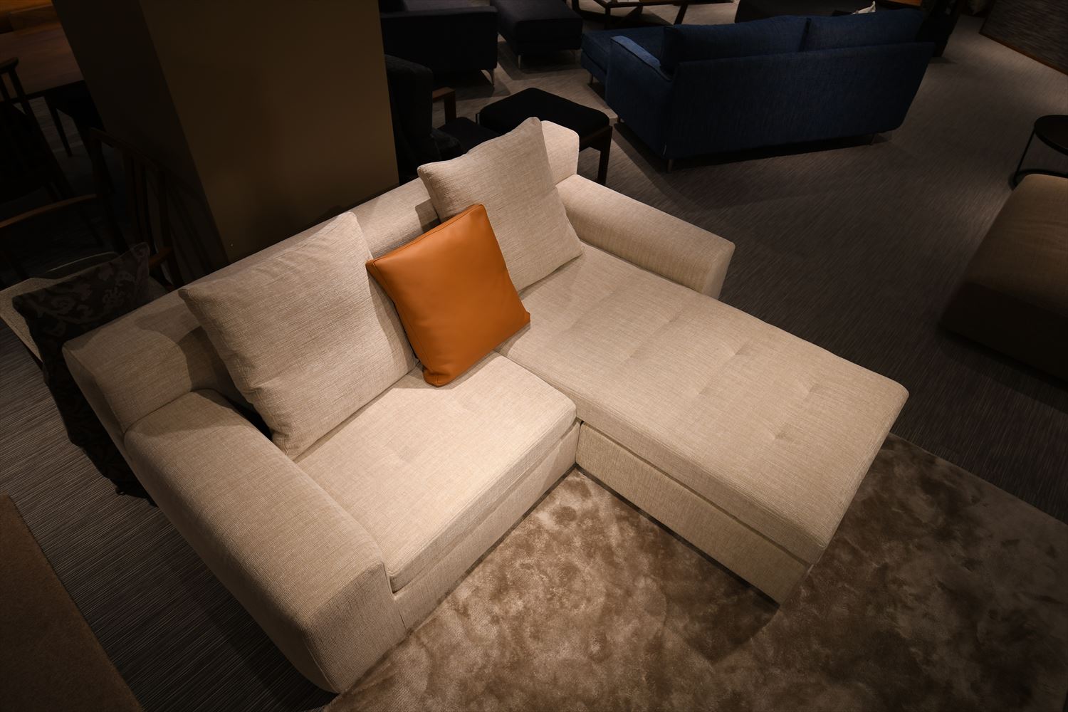 新規出店 即購入可能！　ショールームで使用。横幅2mのソファー。 トリプルソファ