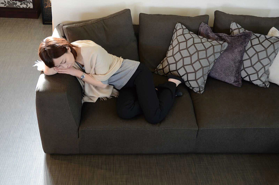 LAソファに寝転ぶ女性
